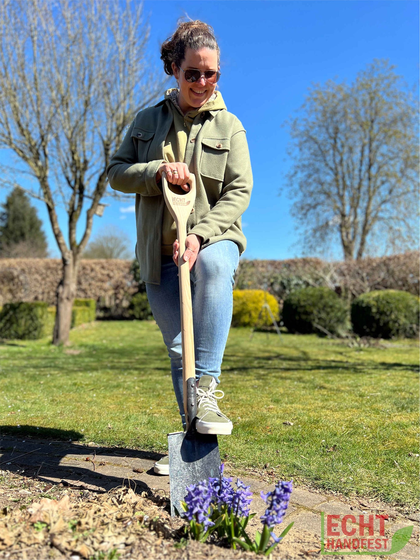 Spaten im Einsatz im Garten